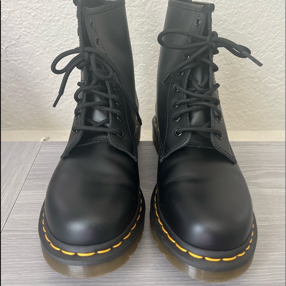 Size 9 - DR. Marten smooth black leather boots - Picture 3 of 5